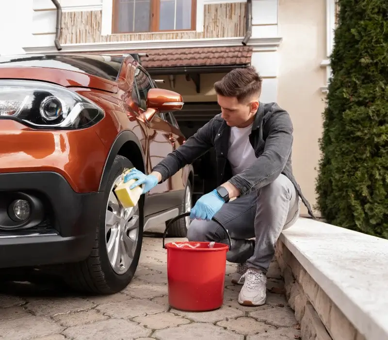 Lavage auto à domicile Pont de Montvert - Sud Mont Lozère : professionnel intervenant sur un véhicule